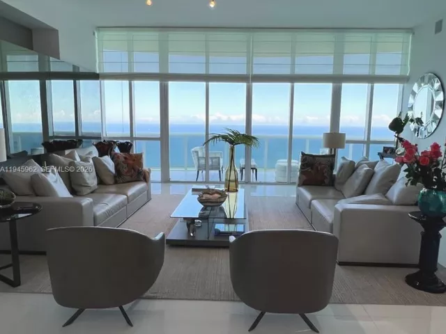 3-bedroom condo for rent in Sunny Isles Beach - 15811 Collins Ave 4101 - MondialRealty