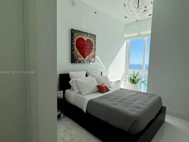3-bedroom condo for rent in Sunny Isles Beach - 15811 Collins Ave 4101 - MondialRealty