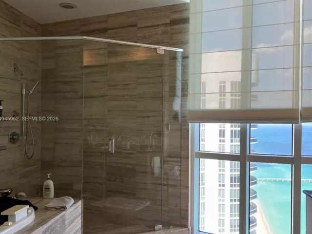 3-bedroom condo for rent in Sunny Isles Beach - 15811 Collins Ave 4101 - MondialRealty