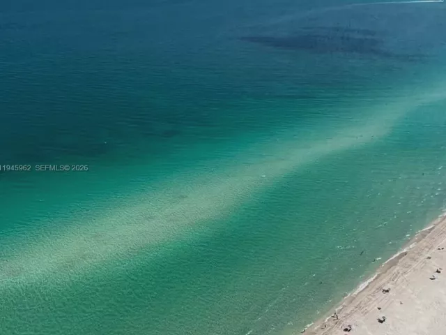 3-bedroom condo for rent in Sunny Isles Beach - 15811 Collins Ave 4101 - MondialRealty