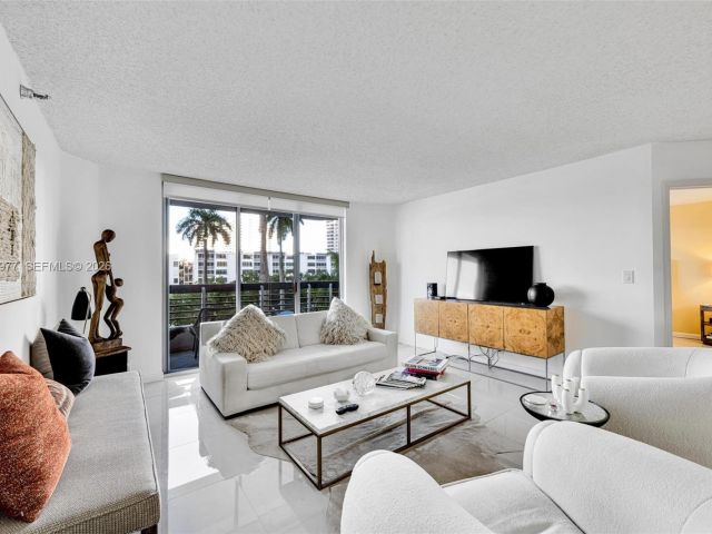 2-bedroom condo for sale in Aventura - 3530 Mystic Pointe Dr 303 - MondialRealty