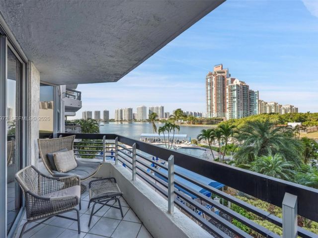 2-bedroom condo for sale in Aventura - 3530 Mystic Pointe Dr 303 - MondialRealty