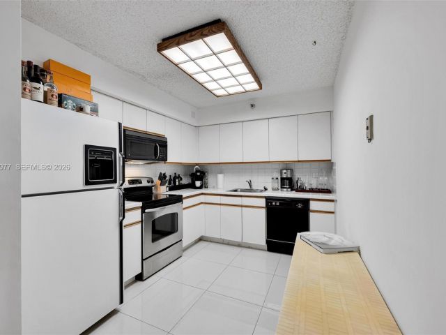2-bedroom condo for sale in Aventura - 3530 Mystic Pointe Dr 303 - MondialRealty