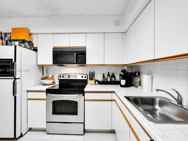 2-bedroom condo for sale in Aventura - 3530 Mystic Pointe Dr 303 - MondialRealty