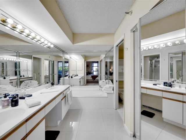 2-bedroom condo for sale in Aventura - 3530 Mystic Pointe Dr 303 - MondialRealty