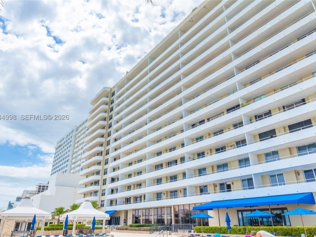 2-bedroom condo for sale in Miami Beach - 5555 Collins Ave 9U - MondialRealty