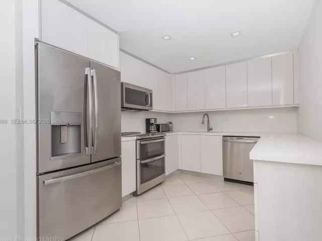 2-bedroom condo for sale in Miami Beach - 5555 Collins Ave 9U - MondialRealty