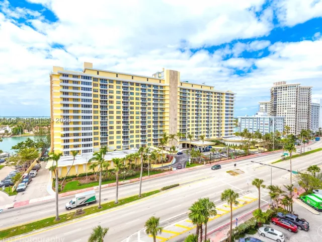 2-bedroom condo for sale in Miami Beach - 5555 Collins Ave 9U - MondialRealty