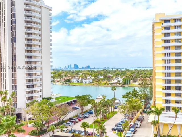 2-bedroom condo for sale in Miami Beach - 5555 Collins Ave 9U - MondialRealty