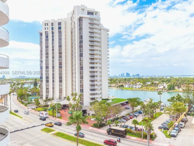 2-bedroom condo for sale in Miami Beach - 5555 Collins Ave 9U - MondialRealty