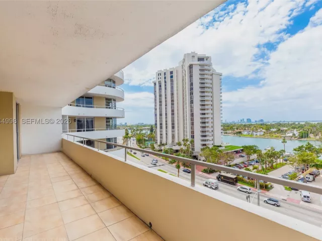 2-bedroom condo for sale in Miami Beach - 5555 Collins Ave 9U - MondialRealty