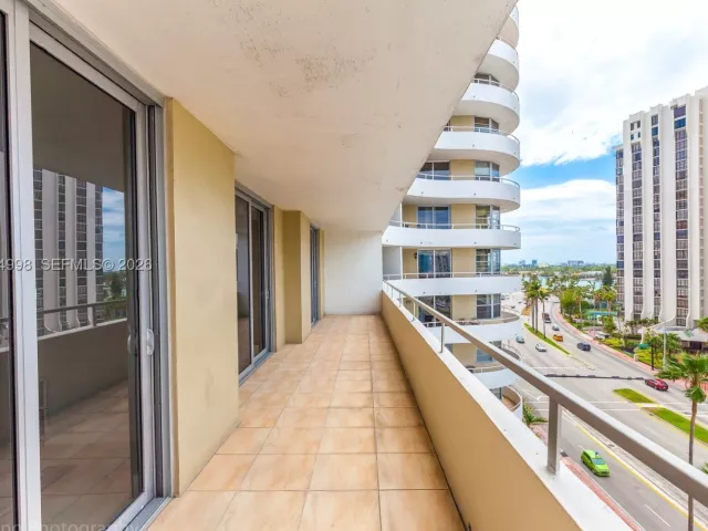 2-bedroom condo for sale in Miami Beach - 5555 Collins Ave 9U - MondialRealty