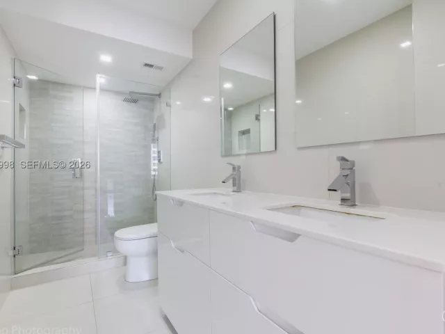 2-bedroom condo for sale in Miami Beach - 5555 Collins Ave 9U - MondialRealty