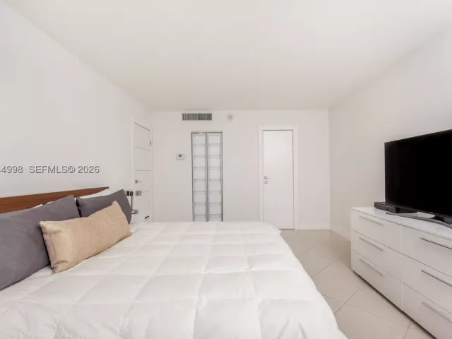 2-bedroom condo for sale in Miami Beach - 5555 Collins Ave 9U - MondialRealty