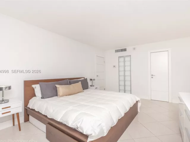 2-bedroom condo for sale in Miami Beach - 5555 Collins Ave 9U - MondialRealty