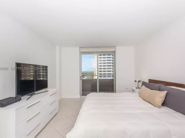 2-bedroom condo for sale in Miami Beach - 5555 Collins Ave 9U - MondialRealty