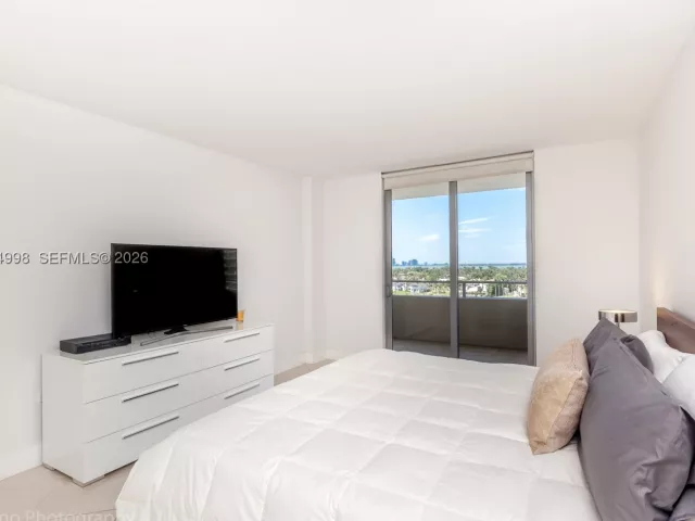2-bedroom condo for sale in Miami Beach - 5555 Collins Ave 9U - MondialRealty