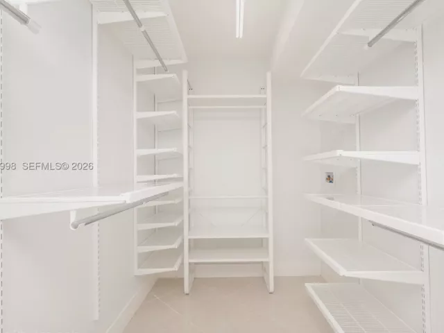 2-bedroom condo for sale in Miami Beach - 5555 Collins Ave 9U - MondialRealty