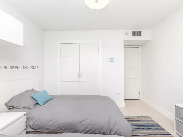 2-bedroom condo for sale in Miami Beach - 5555 Collins Ave 9U - MondialRealty