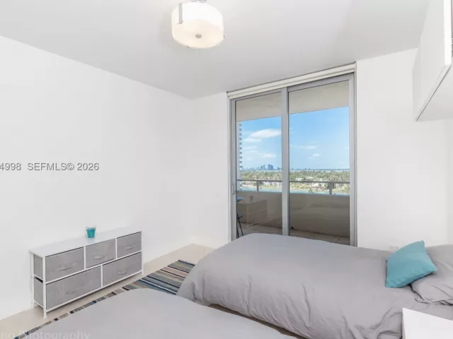 2-bedroom condo for sale in Miami Beach - 5555 Collins Ave 9U - MondialRealty