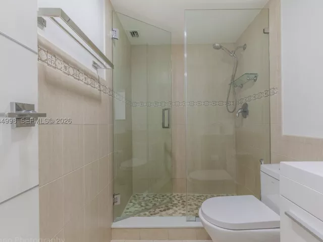 2-bedroom condo for sale in Miami Beach - 5555 Collins Ave 9U - MondialRealty