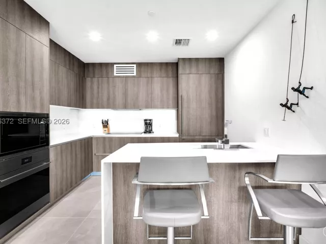 2-bedroom condo for rent in Sunny Isles Beach - 17550 Collins Ave 504 - MondialRealty