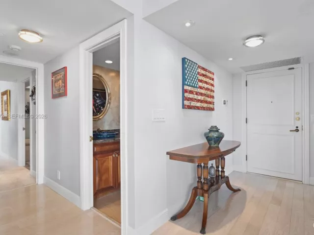 2-bedroom condo for sale in Aventura - 19667 Turnberry Way 19-K - MondialRealty