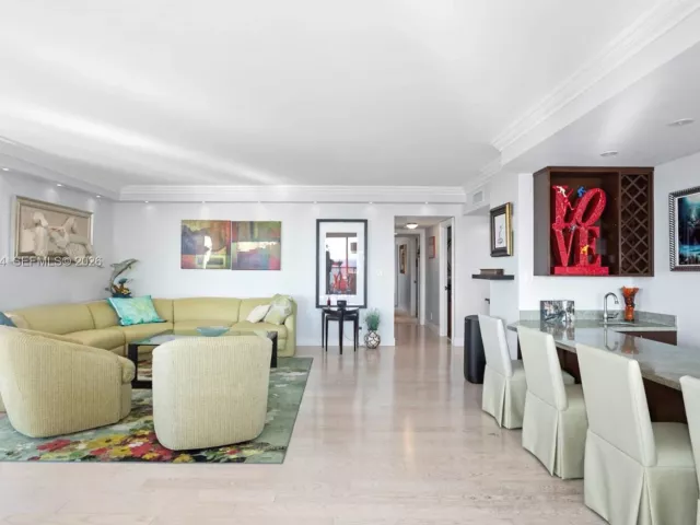 2-bedroom condo for sale in Aventura - 19667 Turnberry Way 19-K - MondialRealty