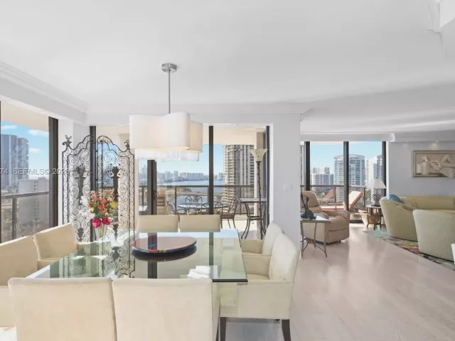 2-bedroom condo for sale in Aventura - 19667 Turnberry Way 19-K - MondialRealty