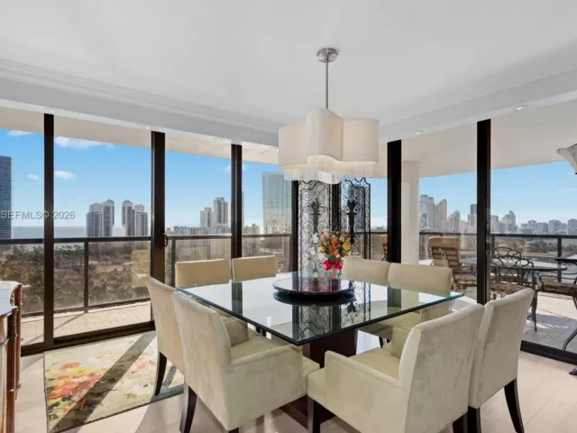 2-bedroom condo for sale in Aventura - 19667 Turnberry Way 19-K - MondialRealty