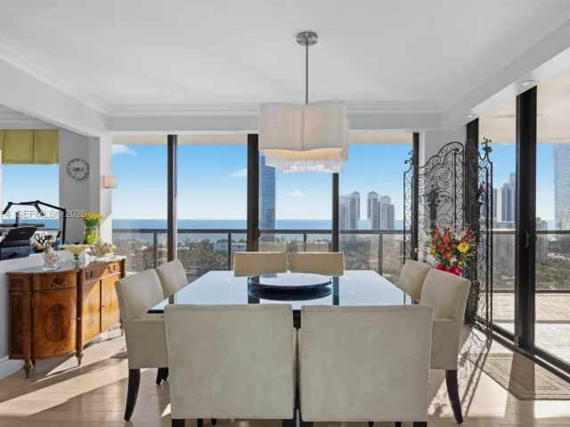 2-bedroom condo for sale in Aventura - 19667 Turnberry Way 19-K - MondialRealty