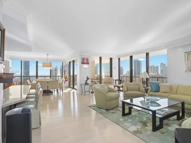 2-bedroom condo for sale in Aventura - 19667 Turnberry Way 19-K - MondialRealty