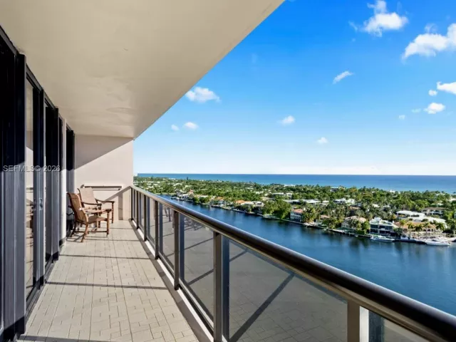 2-bedroom condo for sale in Aventura - 19667 Turnberry Way 19-K - MondialRealty