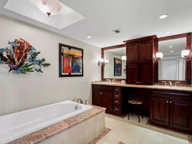 2-bedroom condo for sale in Aventura - 19667 Turnberry Way 19-K - MondialRealty