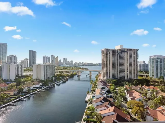 2-bedroom condo for sale in Aventura - 19667 Turnberry Way 19-K - MondialRealty