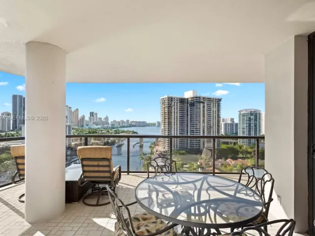 2-bedroom condo for sale in Aventura - 19667 Turnberry Way 19-K - MondialRealty