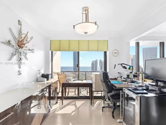 2-bedroom condo for sale in Aventura - 19667 Turnberry Way 19-K - MondialRealty