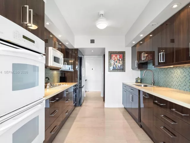 2-bedroom condo for sale in Aventura - 19667 Turnberry Way 19-K - MondialRealty