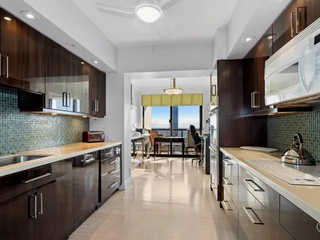 2-bedroom condo for sale in Aventura - 19667 Turnberry Way 19-K - MondialRealty