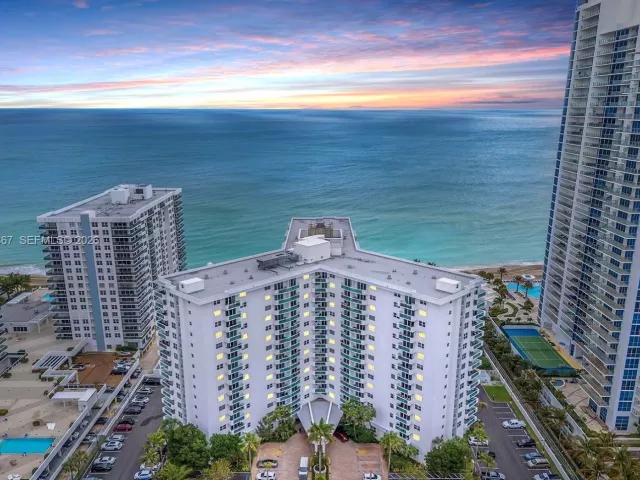 2-bedroom condo for rent in Hollywood - 3001 S Ocean Dr 1211 - MondialRealty