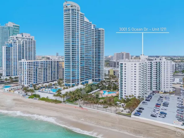 2-bedroom condo for rent in Hollywood - 3001 S Ocean Dr 1211 - MondialRealty