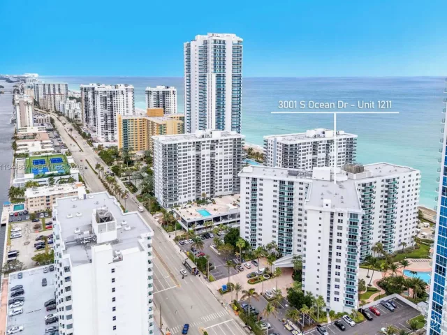 2-bedroom condo for rent in Hollywood - 3001 S Ocean Dr 1211 - MondialRealty