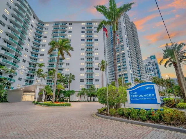 2-bedroom condo for rent in Hollywood - 3001 S Ocean Dr 1211 - MondialRealty