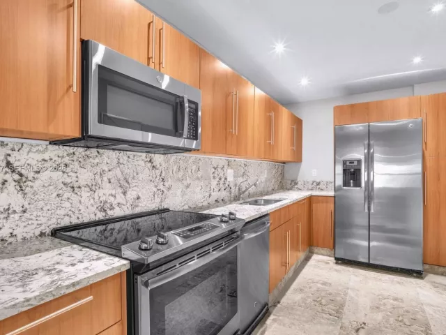 2-bedroom condo for rent in Hollywood - 3001 S Ocean Dr 1211 - MondialRealty