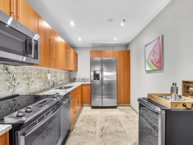 2-bedroom condo for rent in Hollywood - 3001 S Ocean Dr 1211 - MondialRealty