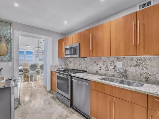 2-bedroom condo for rent in Hollywood - 3001 S Ocean Dr 1211 - MondialRealty