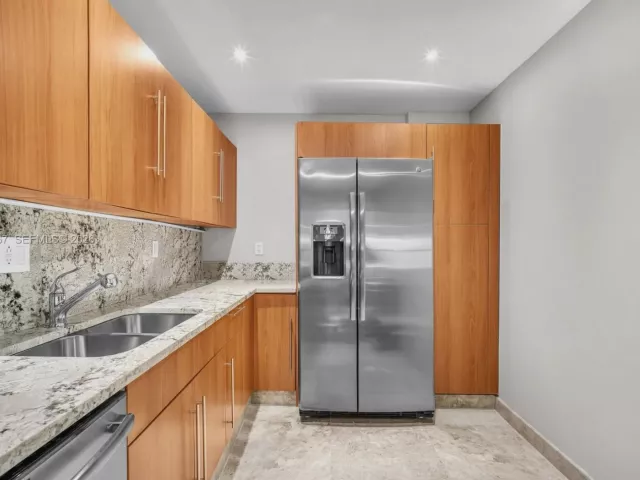 2-bedroom condo for rent in Hollywood - 3001 S Ocean Dr 1211 - MondialRealty