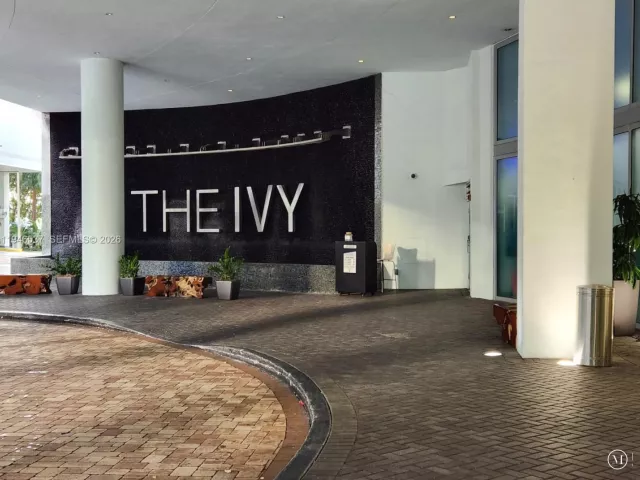 2-bedroom condo for sale in Miami - 90 SW 3rd St 3706 - MondialRealty