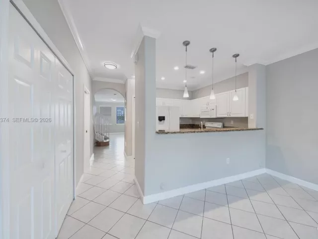 3-bedroom home for rent in Doral - 5560 NW 107th Ave 1012 - MondialRealty