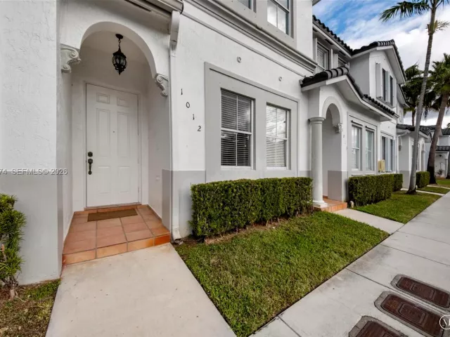 3-bedroom home for rent in Doral - 5560 NW 107th Ave 1012 - MondialRealty